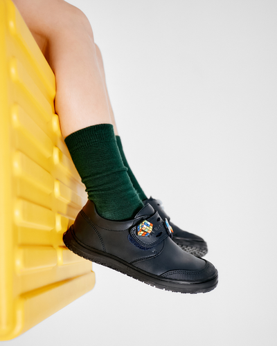 Personalizar zapatos colegiales con Sky Charms